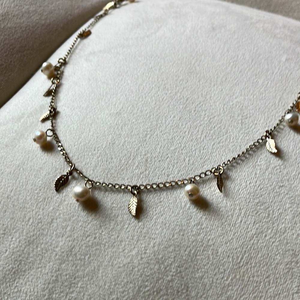 Vintage Elegant Gold and Pearl Leaf Necklace